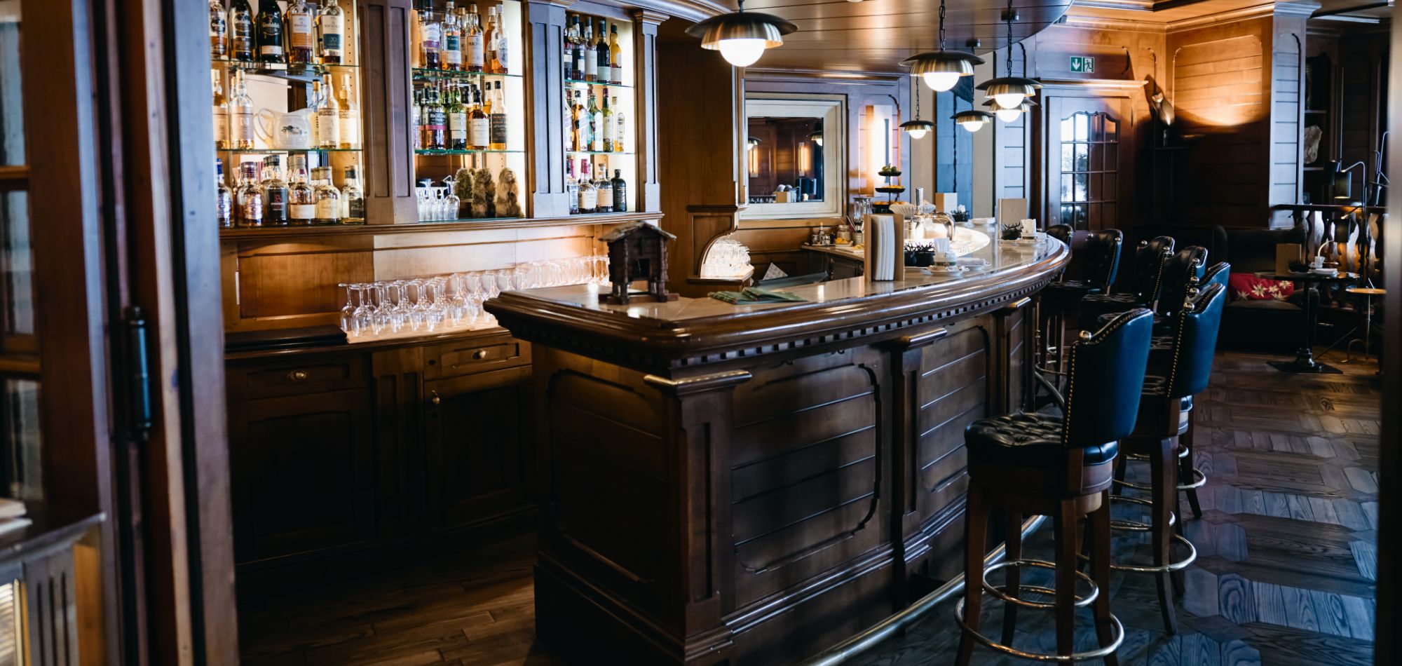 luxury-ski-hotel-zermatt-riffelalp-bar.jpg