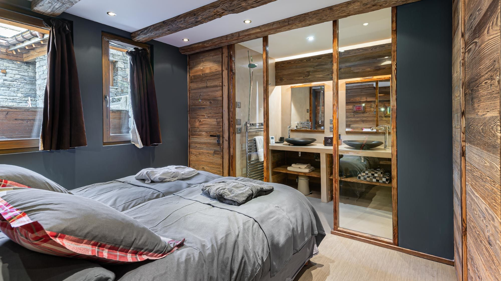 luxury-ski-chalet-st-martin-de-belleville-pure-white-crystal-oxford-ski-6.jpg