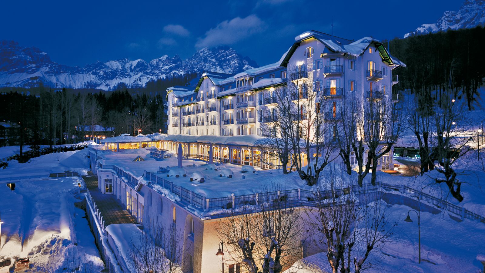 luxury-ski-hotel-cortina-cristallo-oxford-ski-exterior.jpg