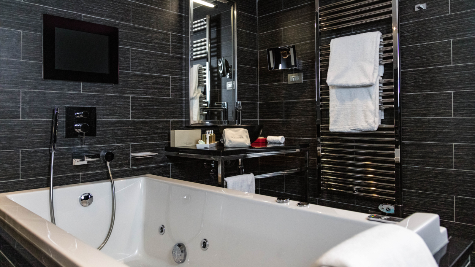 luxury-ski-hotels-avenue lodge-bathroom.jpg