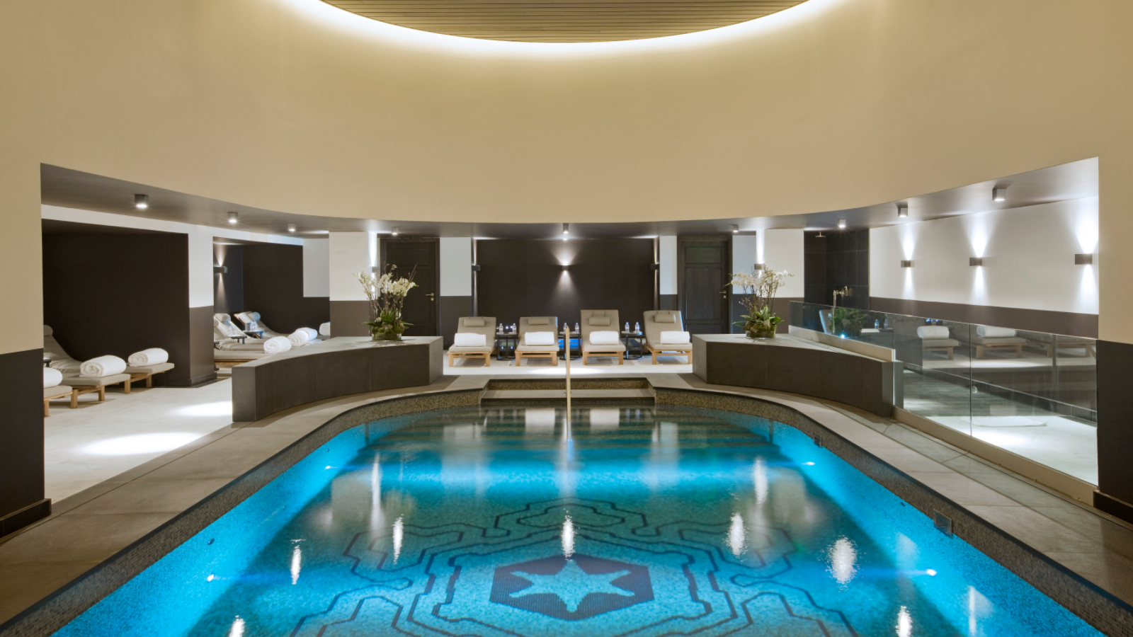 luxury-ski-hotel-1850-hotel l apogee-pool.jpg