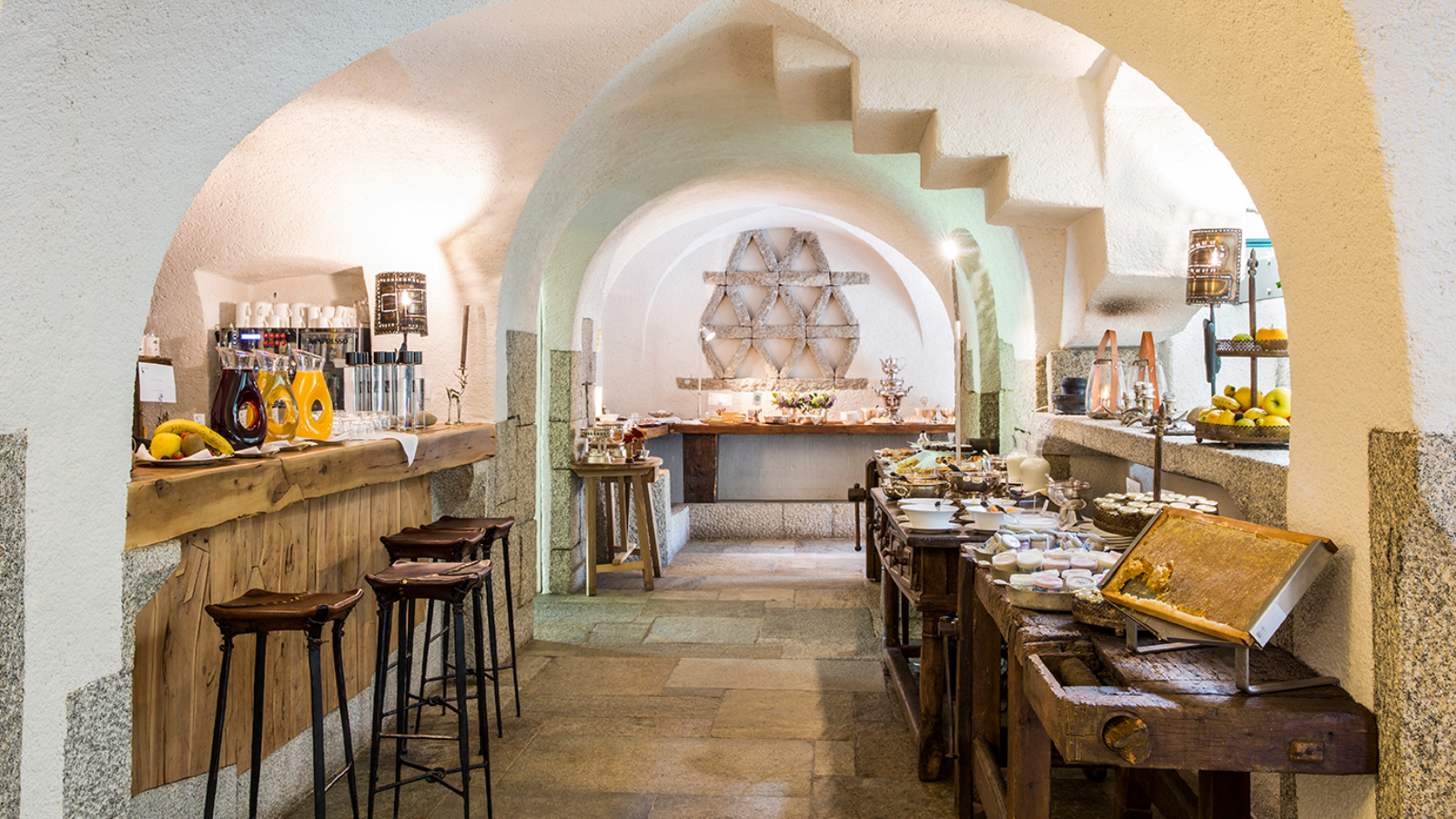 luxury-ski-hotel-st hubertus-bar.jpg