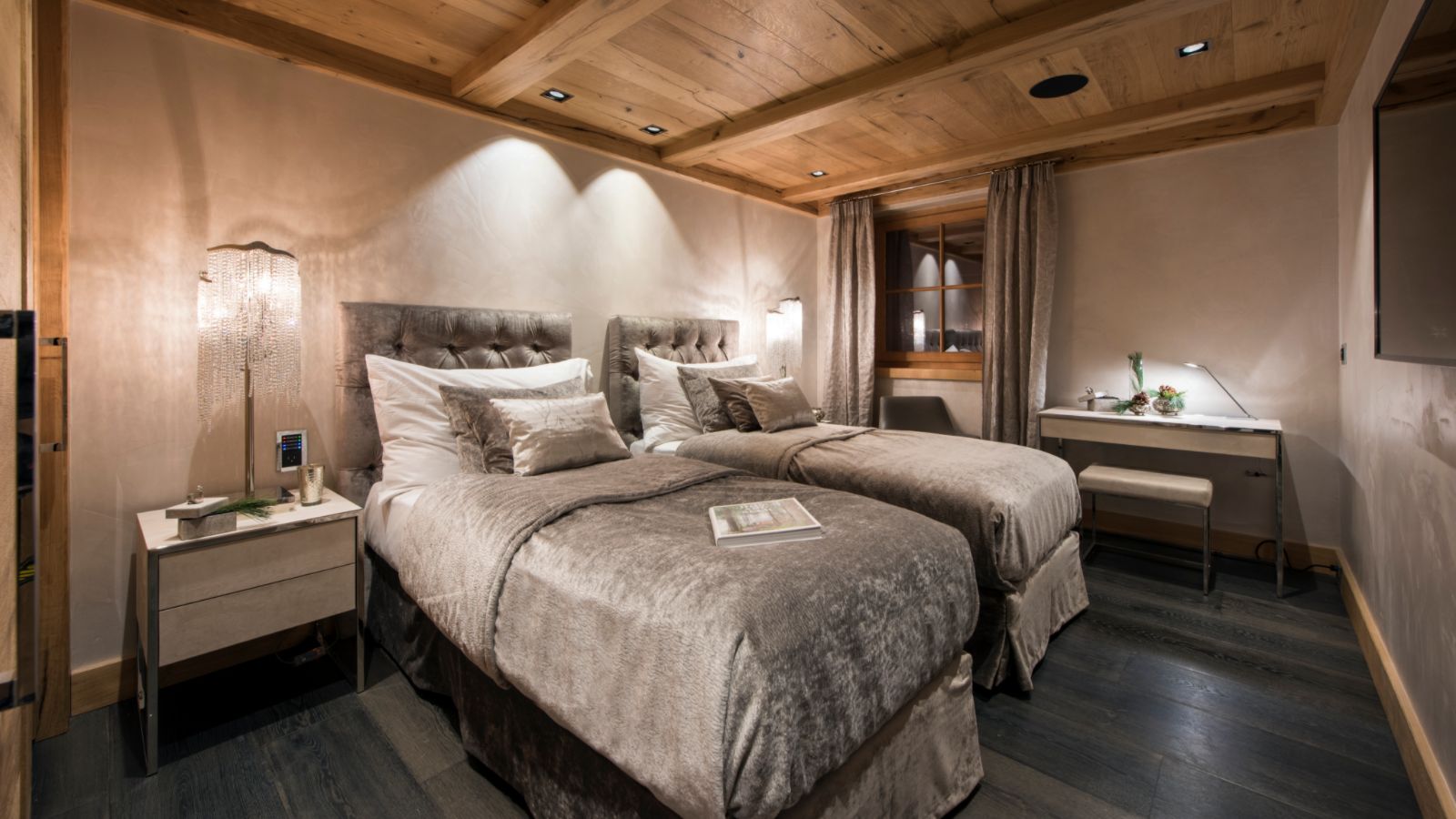 luxury-ski-chalet-zermatt-aconcagua-oxford-ski-bedroom (2).jpg