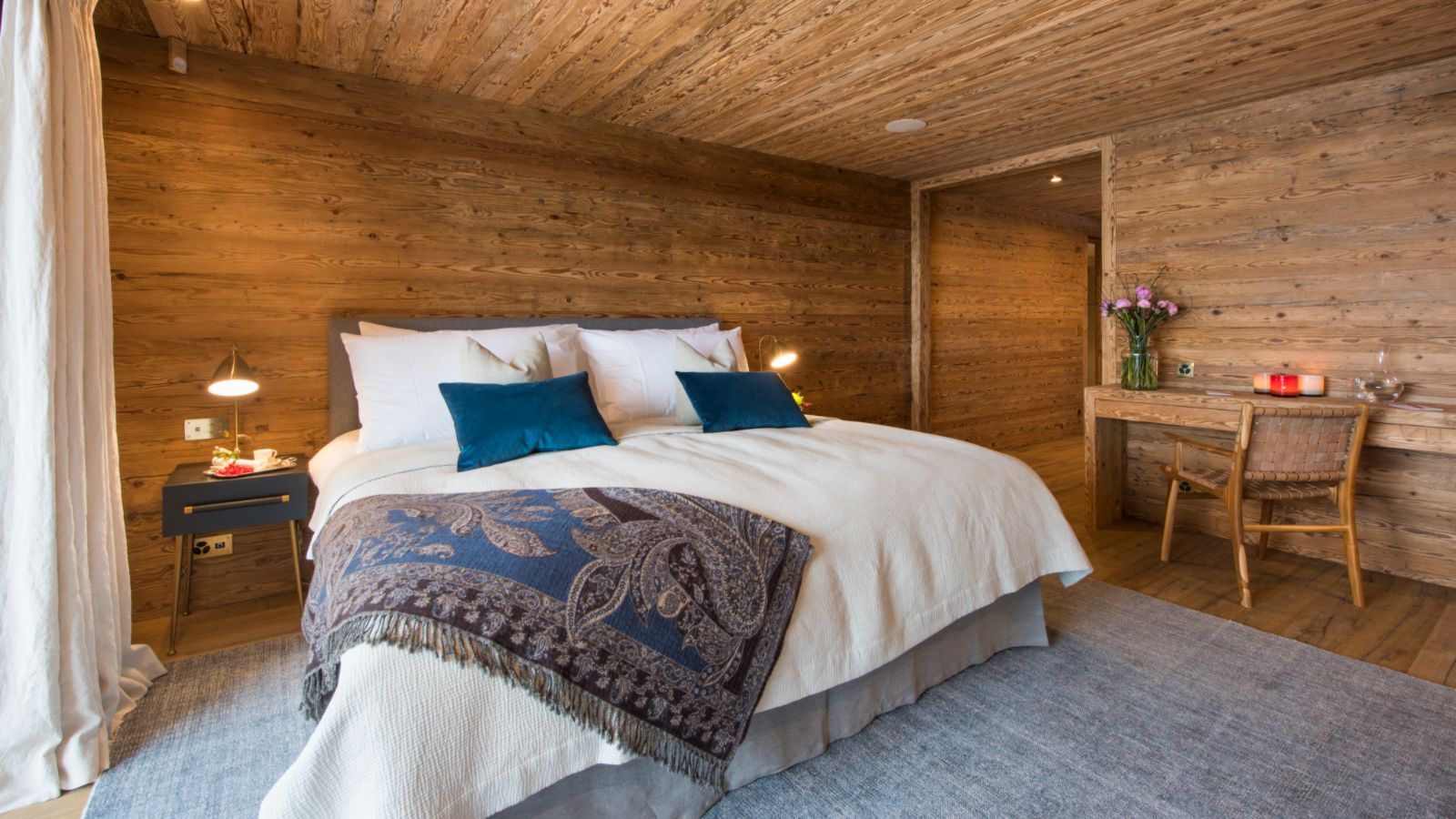 luxury-ski-chalet-zermatt-mckinley-oxford-ski-bedroom (5).jpg