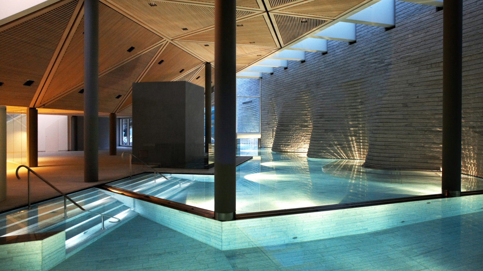 luxury-ski-hotel-hotel tschuggen-pool2.jpg