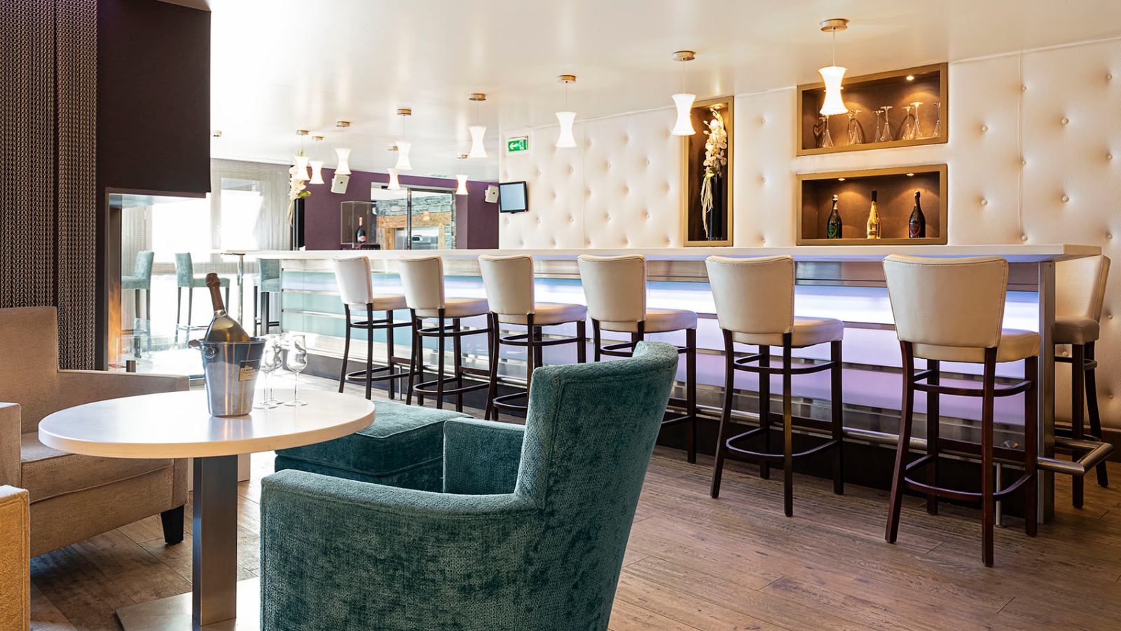 luxury-ski-hotels-1850-suites potiniere-bar1.jpg