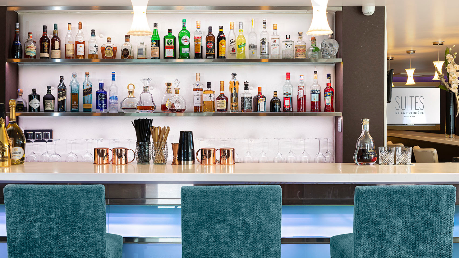 luxury-ski-hotels-1850-suites potiniere-bar2.jpg