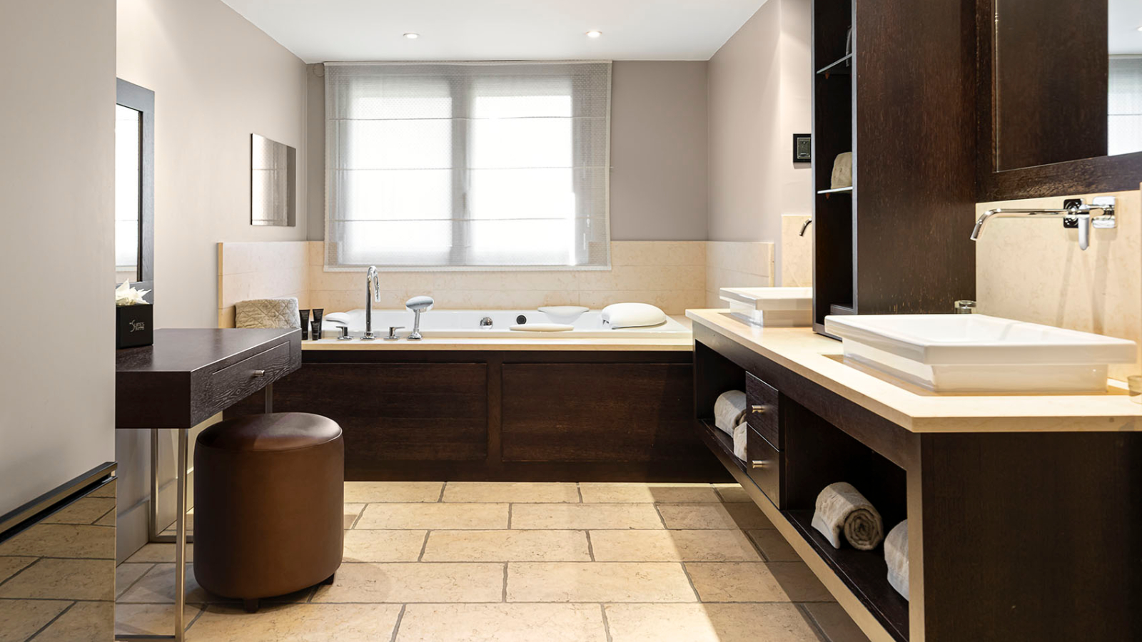 luxury-ski-hotels-1850-suites potiniere-bathroom2.jpg