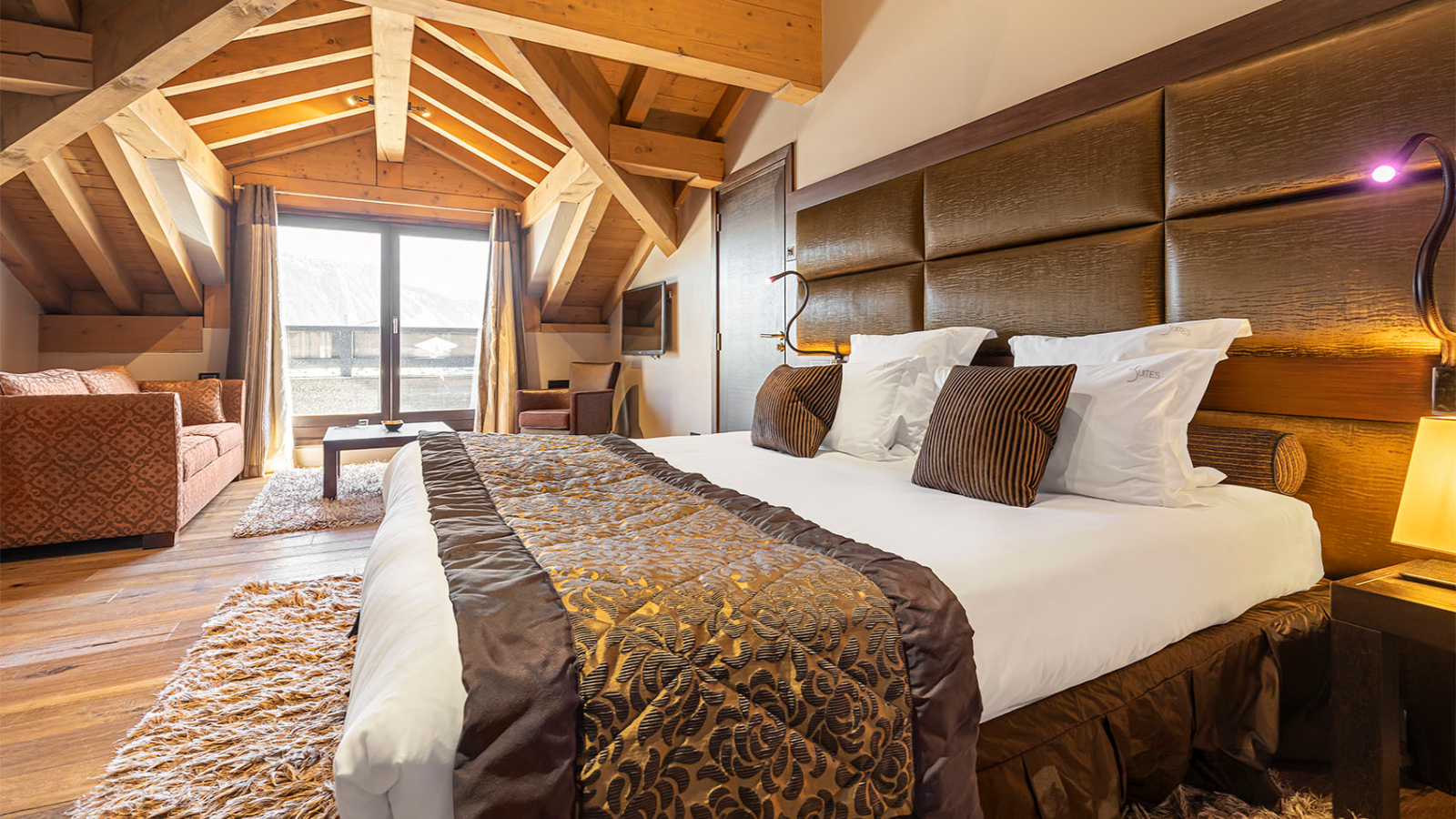 luxury-ski-hotels-1850-suites potiniere-bedroom3.jpg