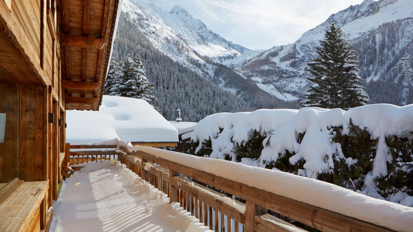 luxury-ski-chalet-chamonix-zenith2-oxford-ski-balcony.jpg
