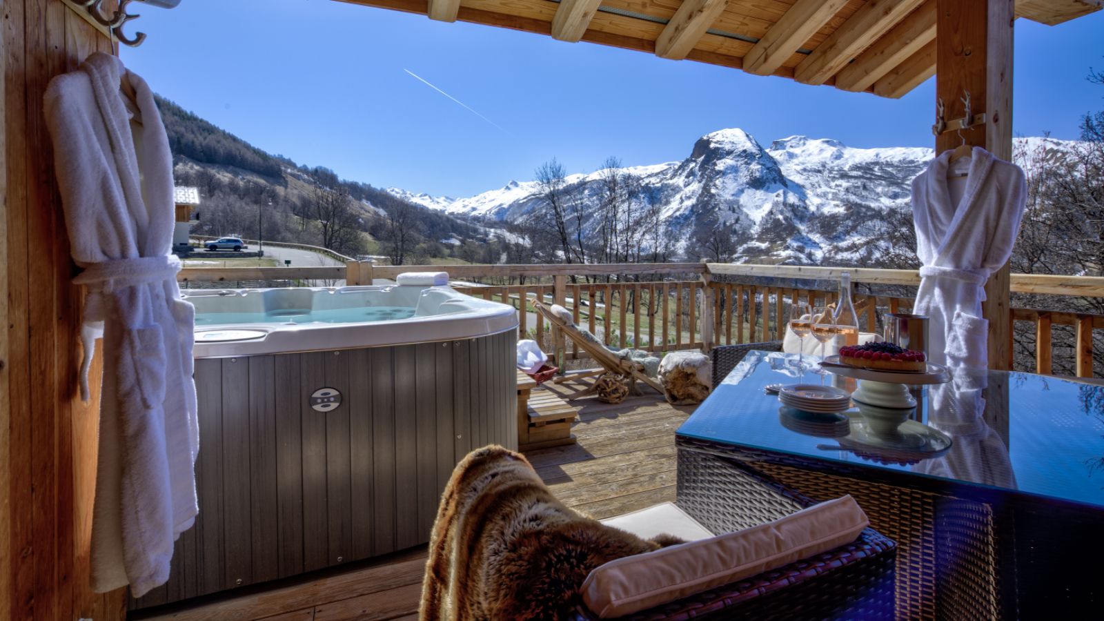Luxury-ski-chalet-white-mountain-Aralia-oxford-ski-hot-tub-image 3.jpg