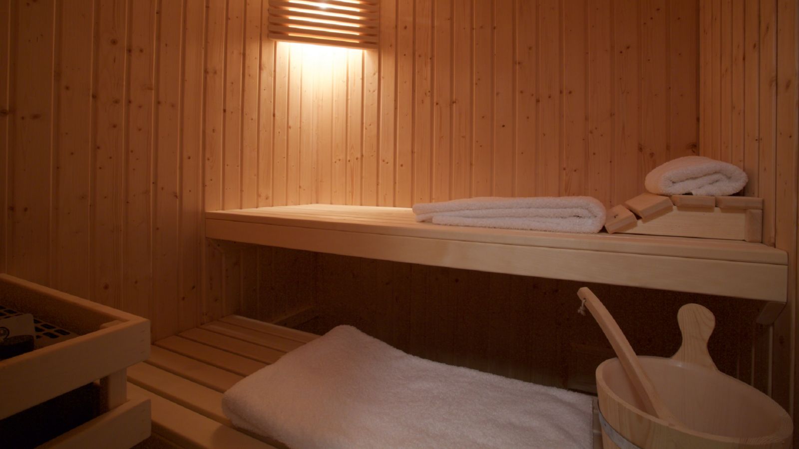 luxuary-ski-chalet-white-mountain-chalets-Aphylla-oxford-ski-sauna-image 2.jpg
