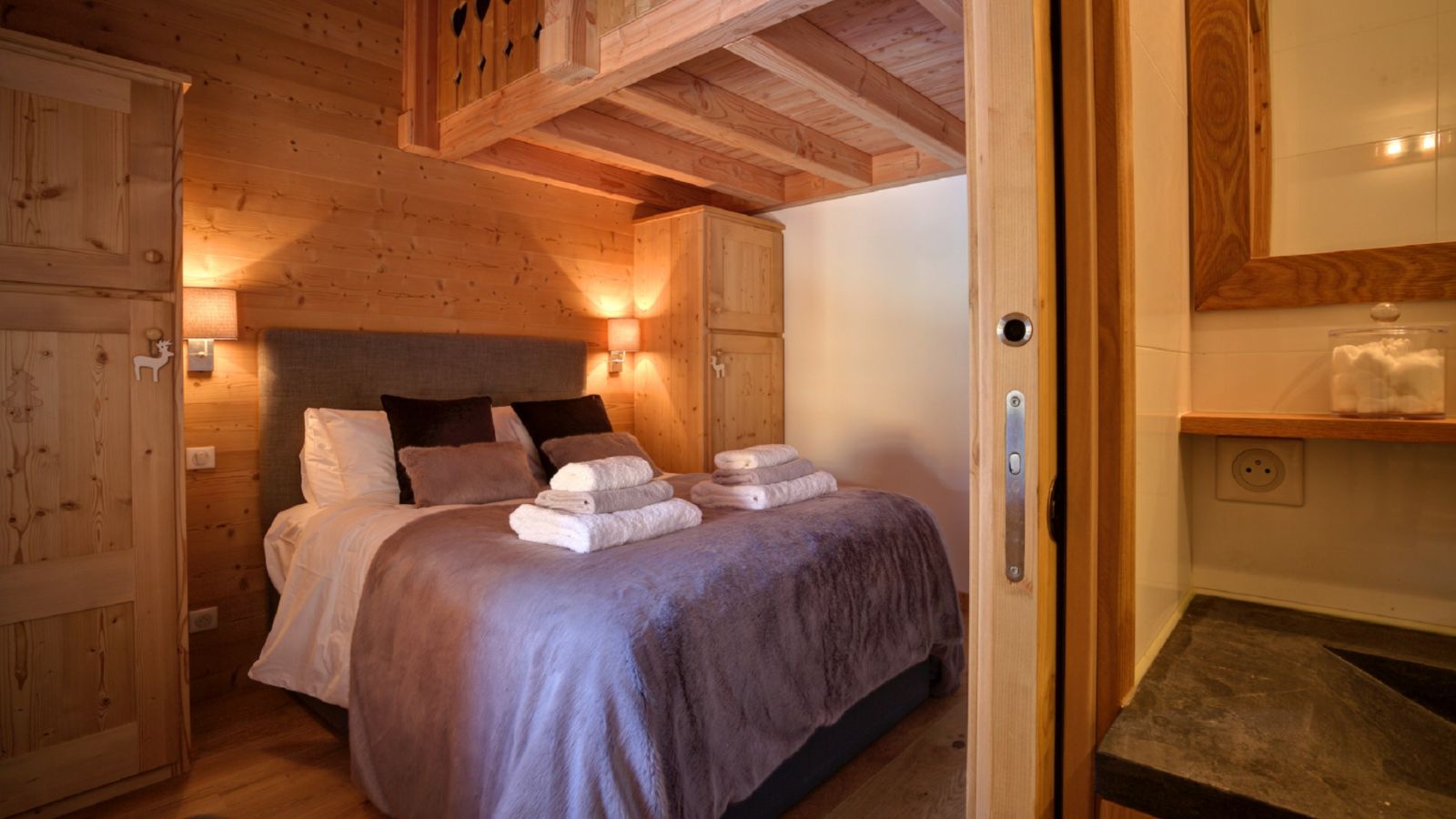 luxuary-ski-chalet-white-mountain-chalets-Aphylla-oxford-ski-bedroom 2.jpg