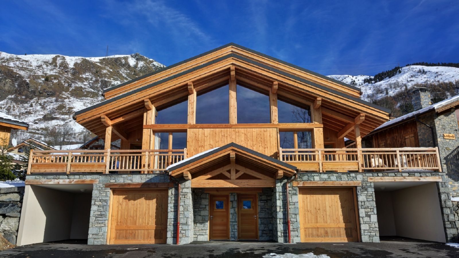 luxuary-ski-chalet-white-mountain-chalets-Aphylla-oxford-ski-exterior-front.jpg