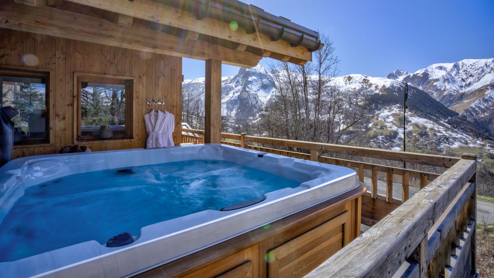 luxuary-ski-chalet-white-mountain-chalets-Aphylla-oxford-ski-Hot-Tub-image 1.jpg