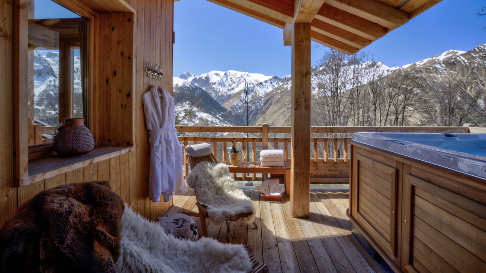 luxuary-ski-chalet-white-mountain-chalets-Aphylla-oxford-ski-Hot-Tub-image 3.jpg