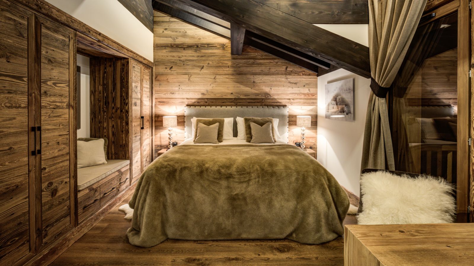 Luxury-ski-chalet-white-mountain-oxford-ski-bedroom 2-image 1.jpg