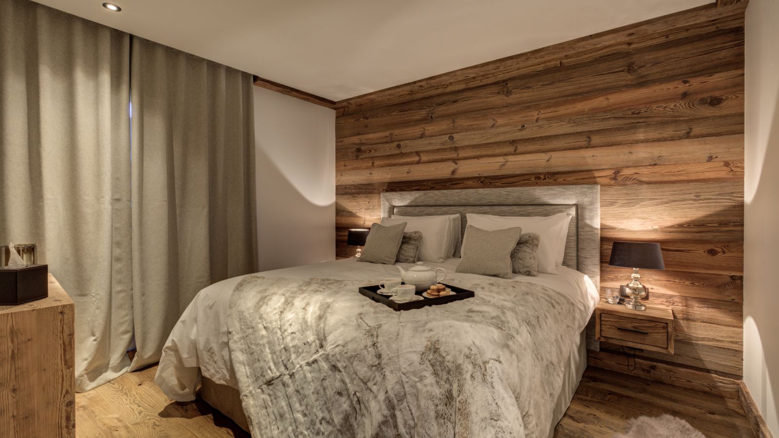 Luxury-ski-chalet-white-mountain-oxford-ski-bedroom 4-image 6.jpg