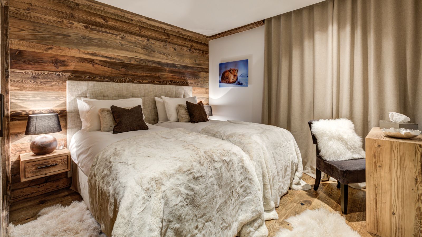 Luxury-ski-chalet-white-mountain-oxford-ski-bedroom 6-image 2.jpg
