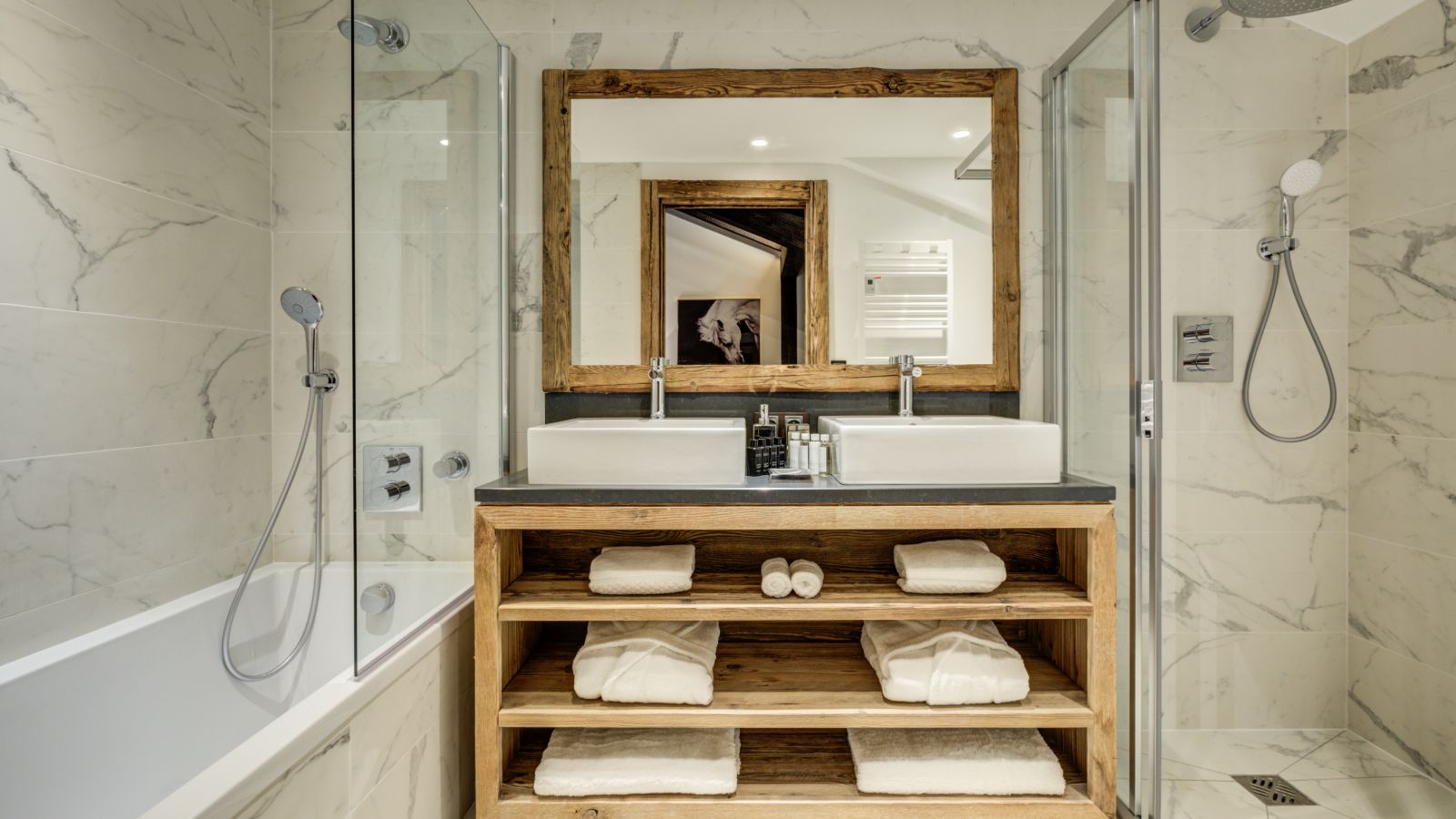 Luxury-ski-chalet-white-mountain-oxford-ski-bedroom's 1-En-suite.jpg