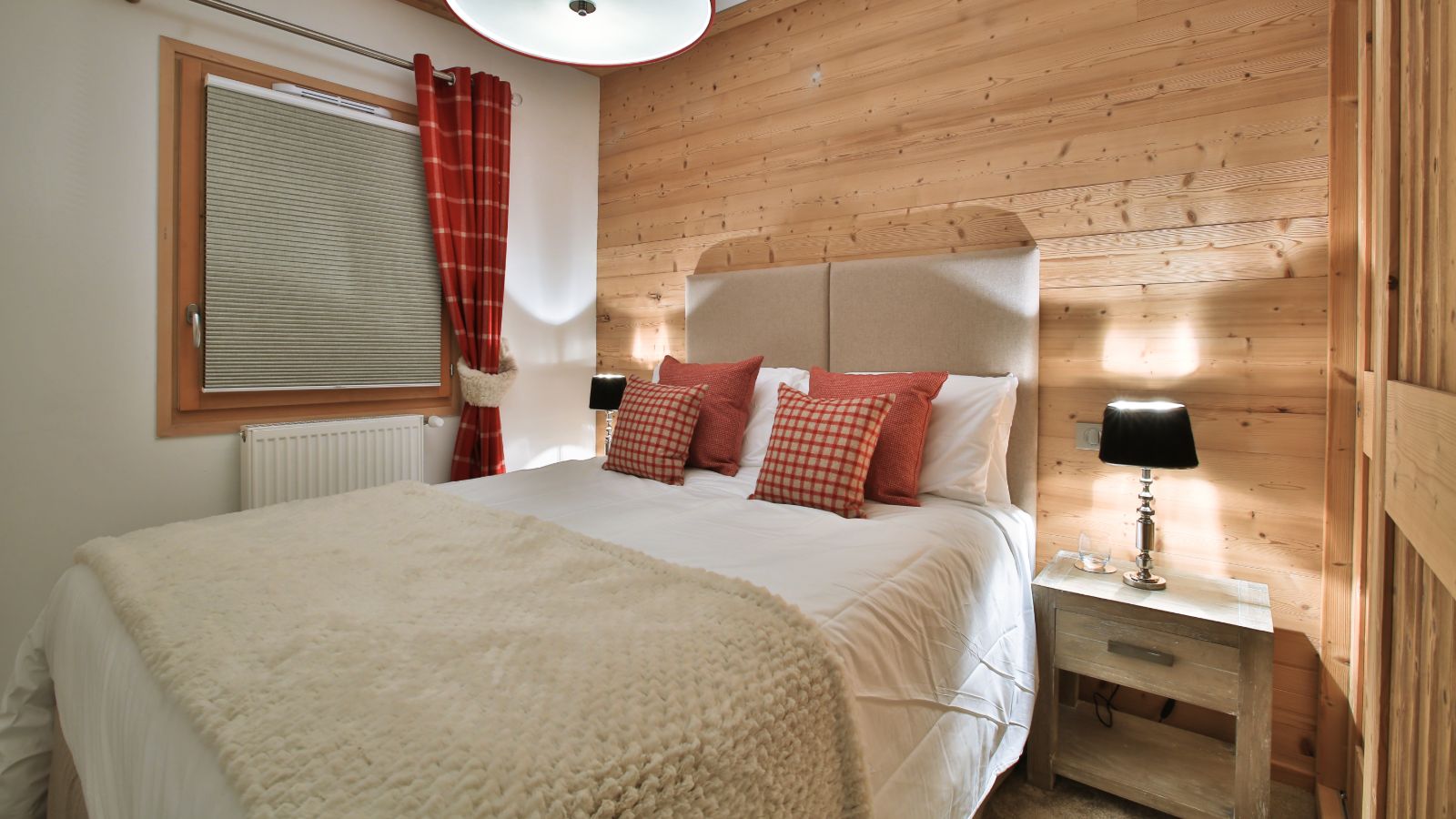 Luxury-ski-chalet-white-mountain-chalet-vedet-oxford-ski-bedrom 1-image 1.jpg