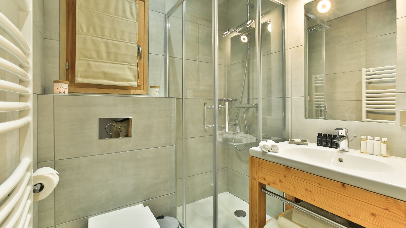 Luxury-ski-chalet-white-mountain-chalet-vedet-oxford-ski-bedroom 1-En-suite.jpg