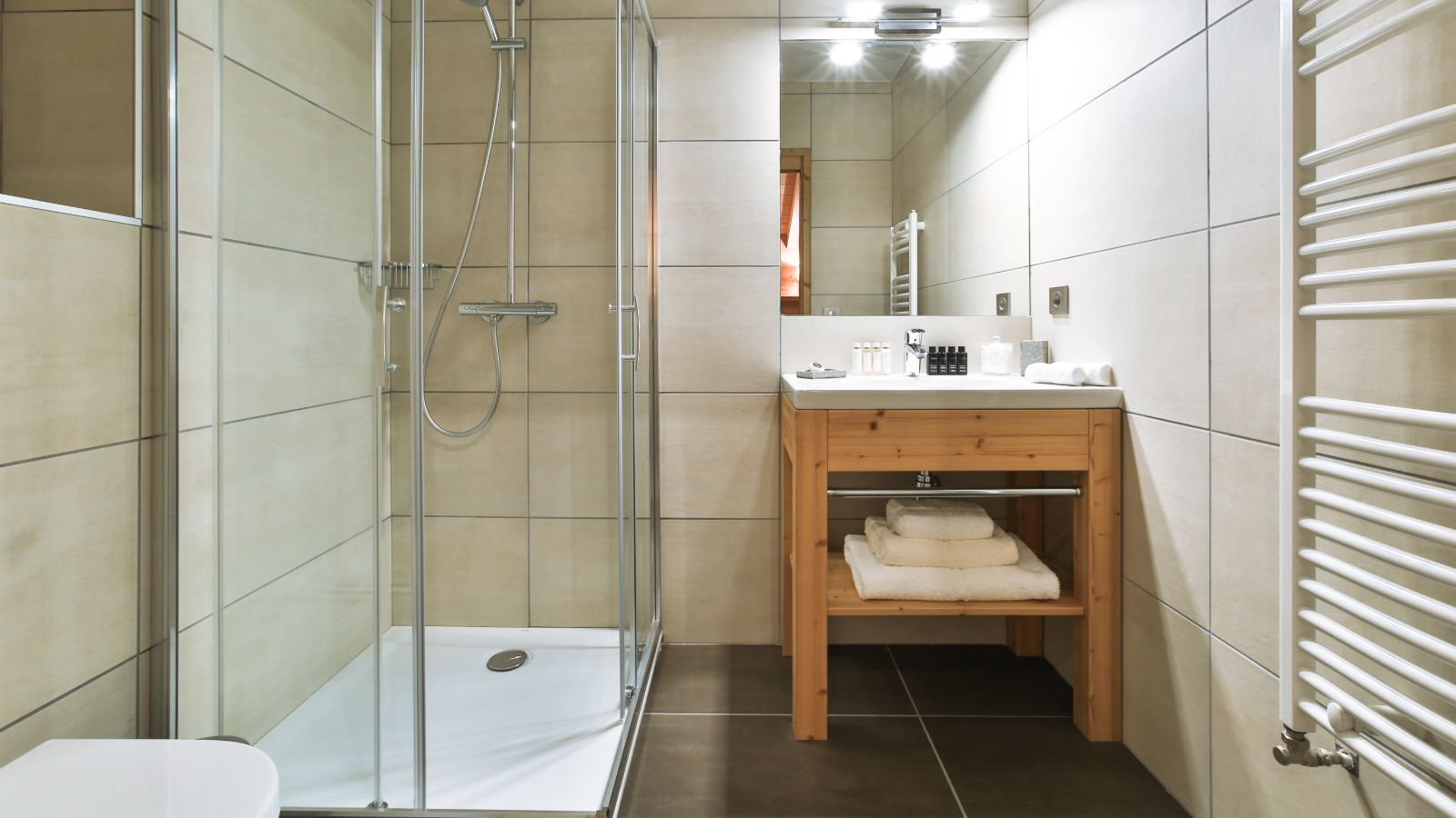 Luxury-ski-chalet-white-mountain-chalet-vedet-oxford-ski-bedroom 3-En-suite.jpg