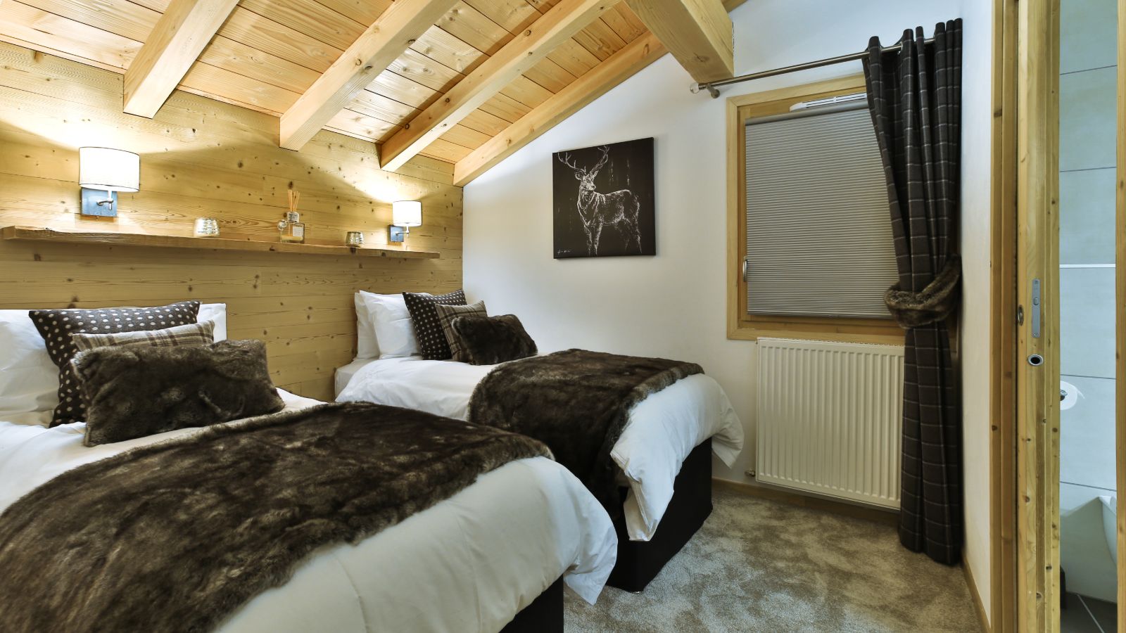 Luxury-ski-chalet-white-mountain-chalet-vedet-oxford-ski-bedroom 3-image 1.jpg