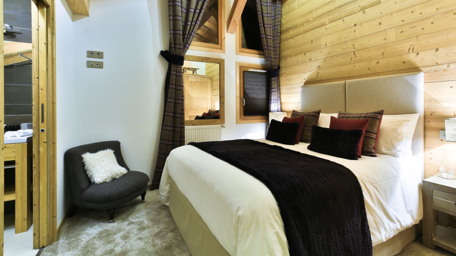 Luxury-ski-chalet-white-mountain-chalet-vedet-oxford-skibedroom 5-image 3.jpg