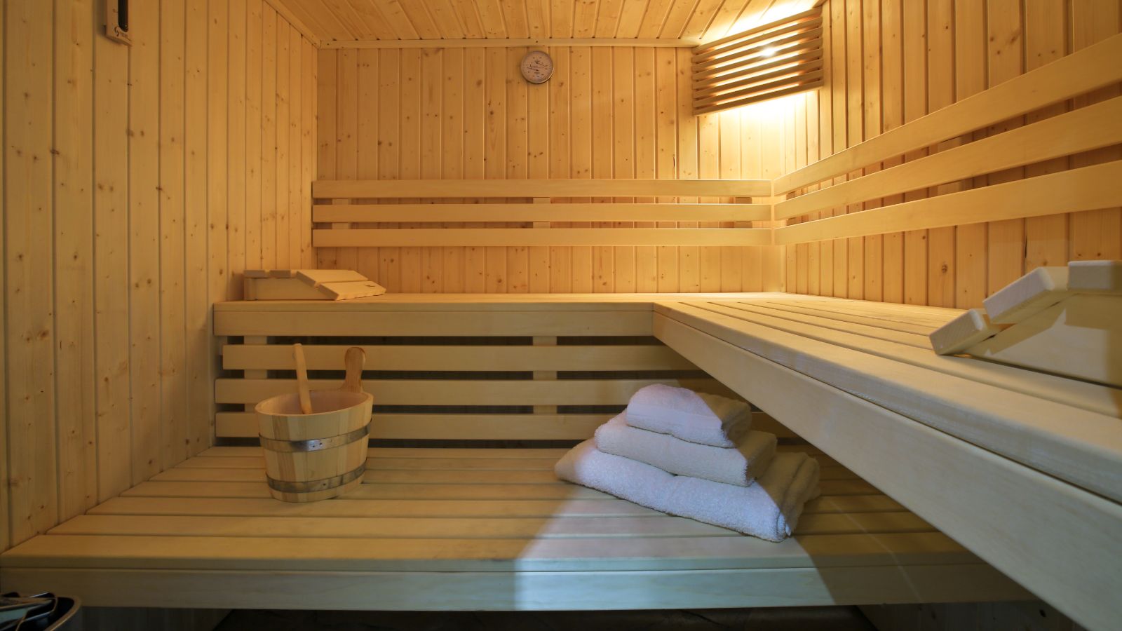 Luxury-ski-chalet-white-mountain-chalet-vedet-oxford-ski-sauna-image 1.jpg