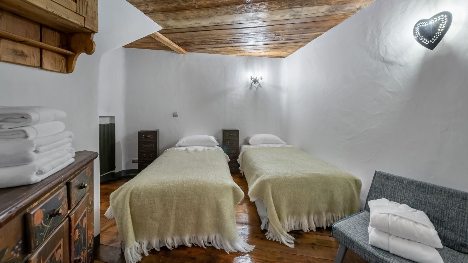 Luxury-ski-chalet-covarle-pauline-oxford-ski-bedroom 1.jpg