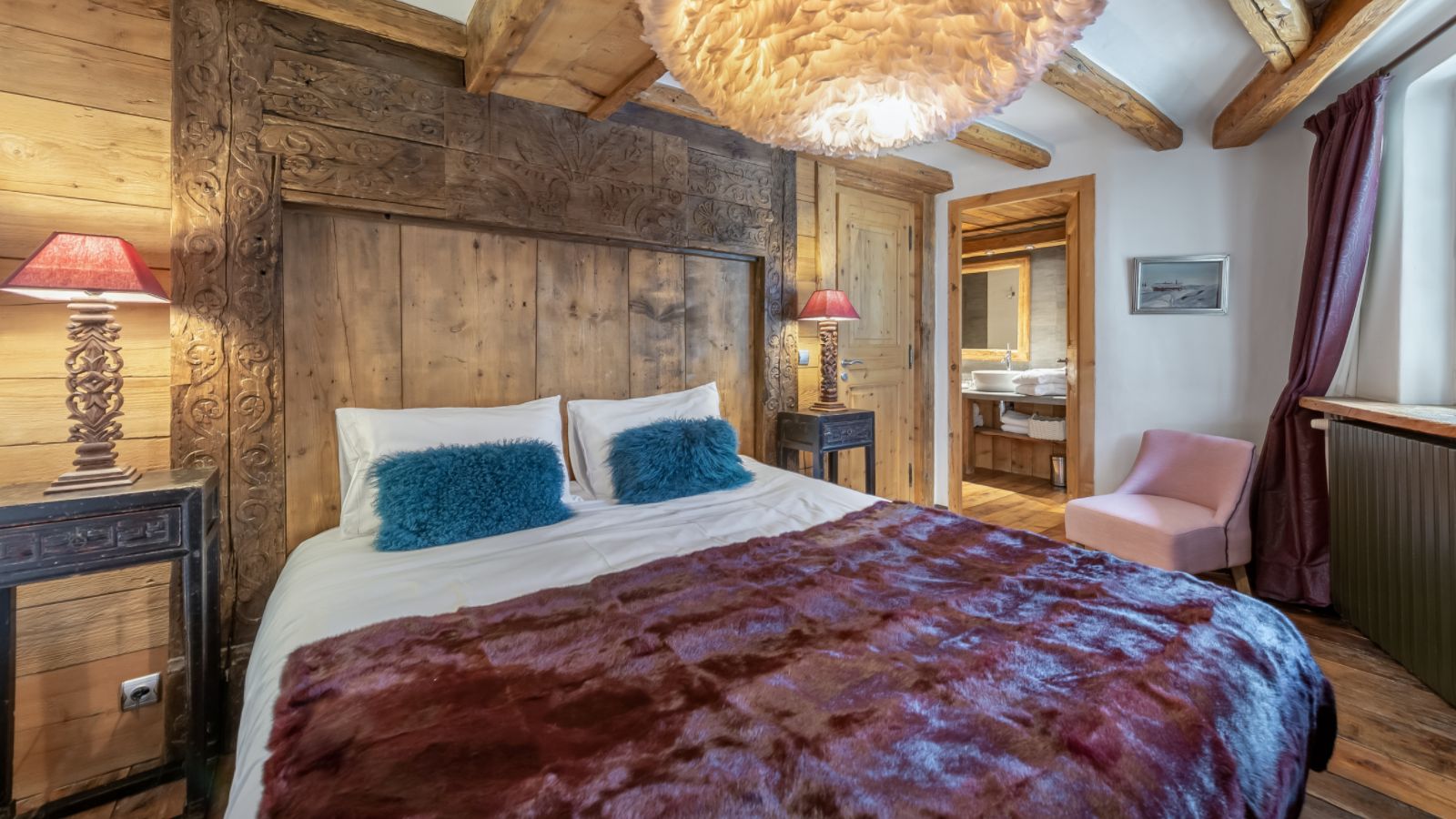 Luxury-ski-chalet-covarle-pauline-oxford-ski-bedroom 3.jpg