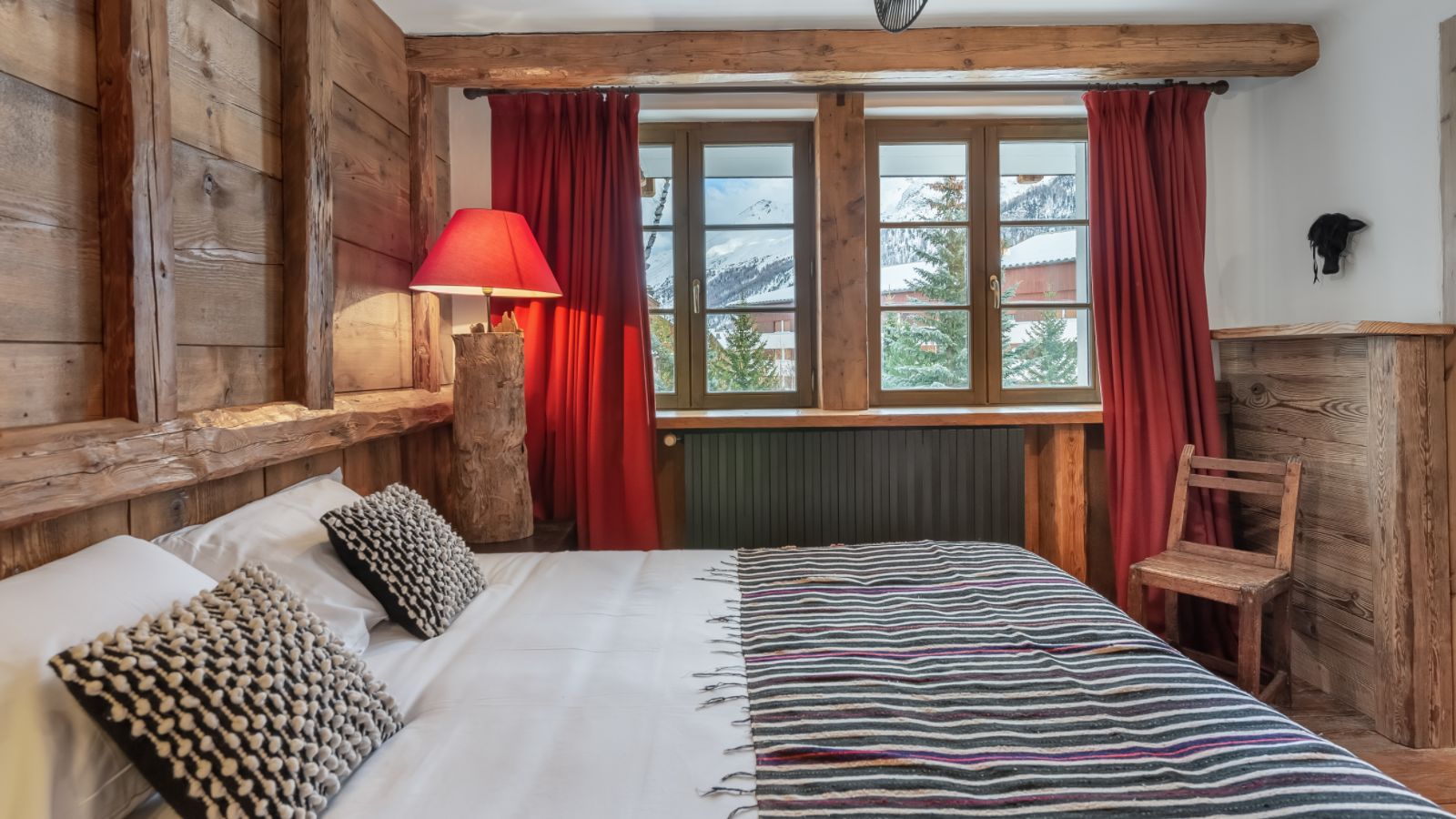 Luxury-ski-chalet-covarle-pauline-oxford-ski-bedroom 4.jpg