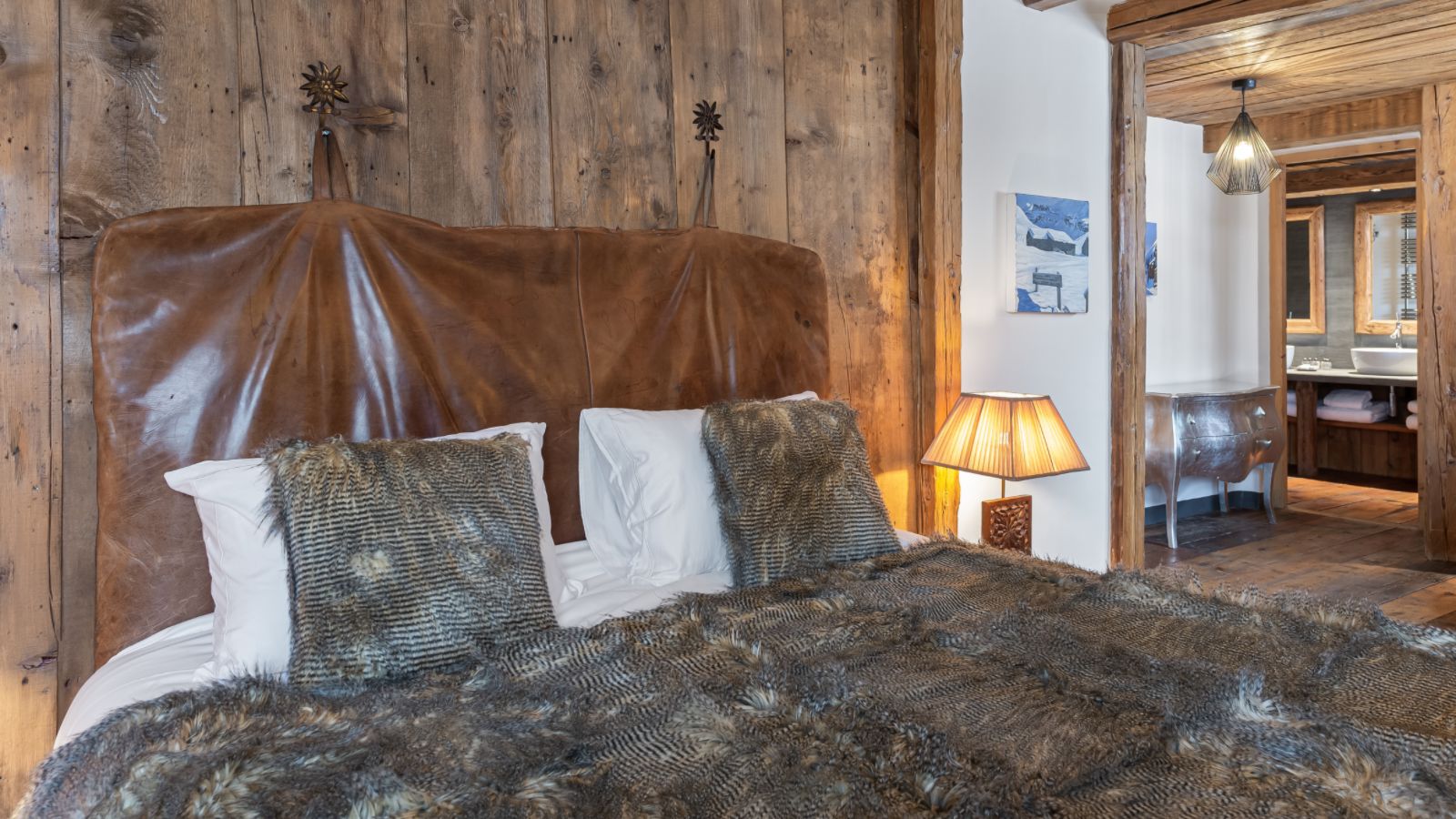 Luxury-ski-chalet-covarle-pauline-oxford-ski-bedroom 5.jpg