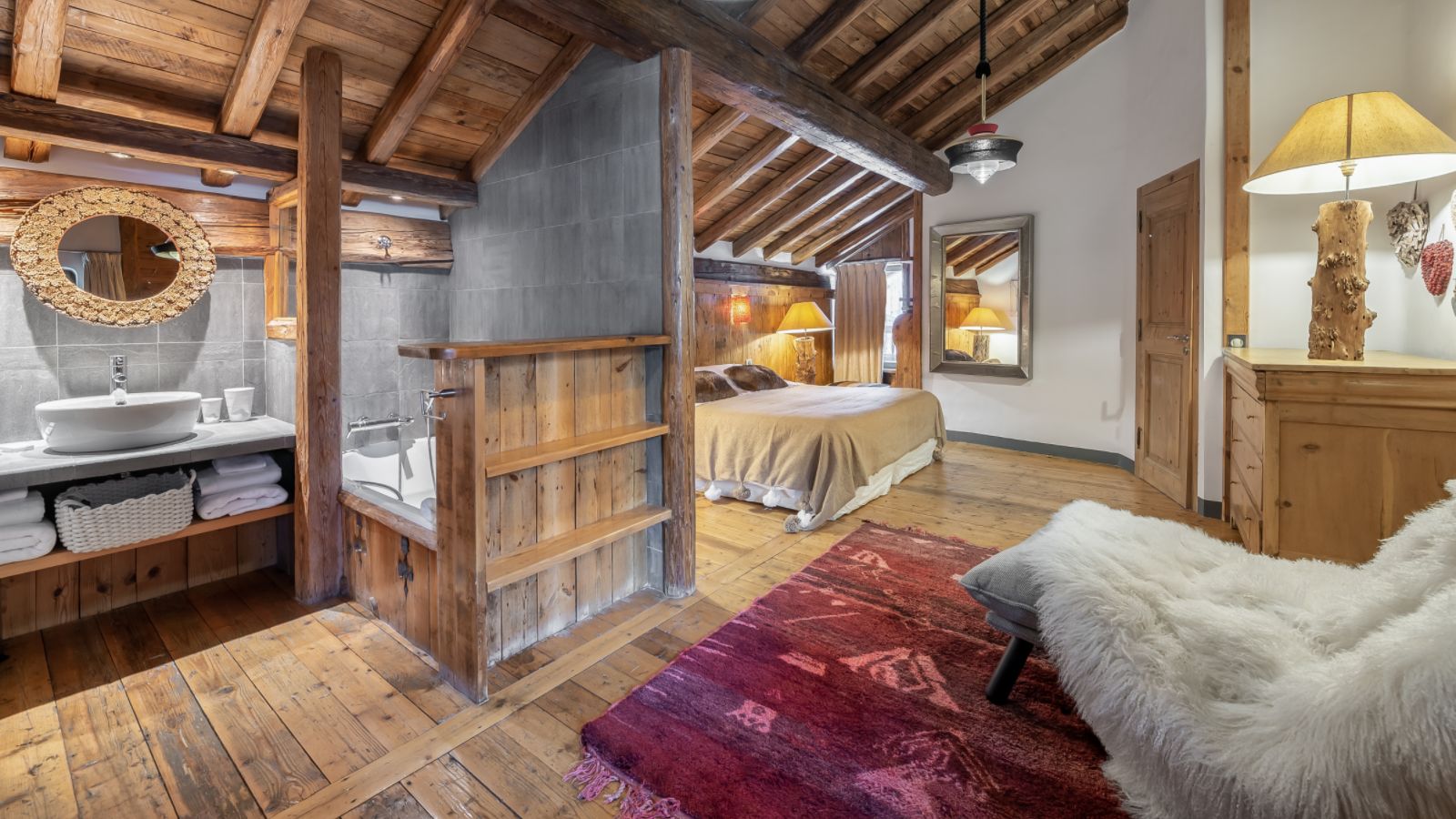 luxury-ski-chalet-covrel-Alice-oxfrod-ski-bedroom 4.jpg