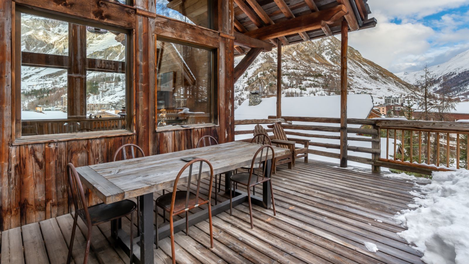 luxury-ski-chalet-covrel-Alice-oxfrod-ski-decking.jpg