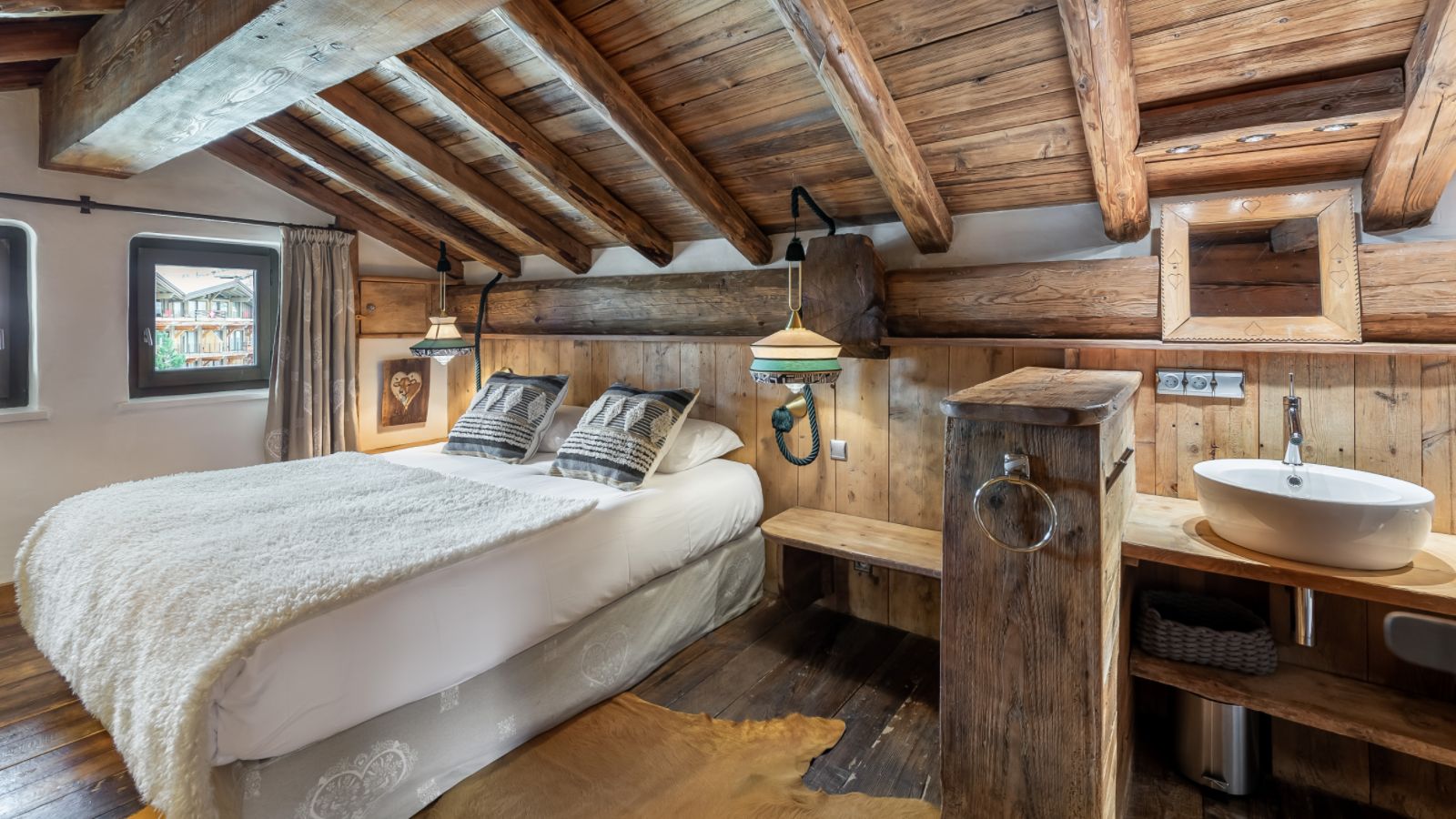 luxury-ski-chalet-covrel-Marie-oxford-ski-bedroom.jpg