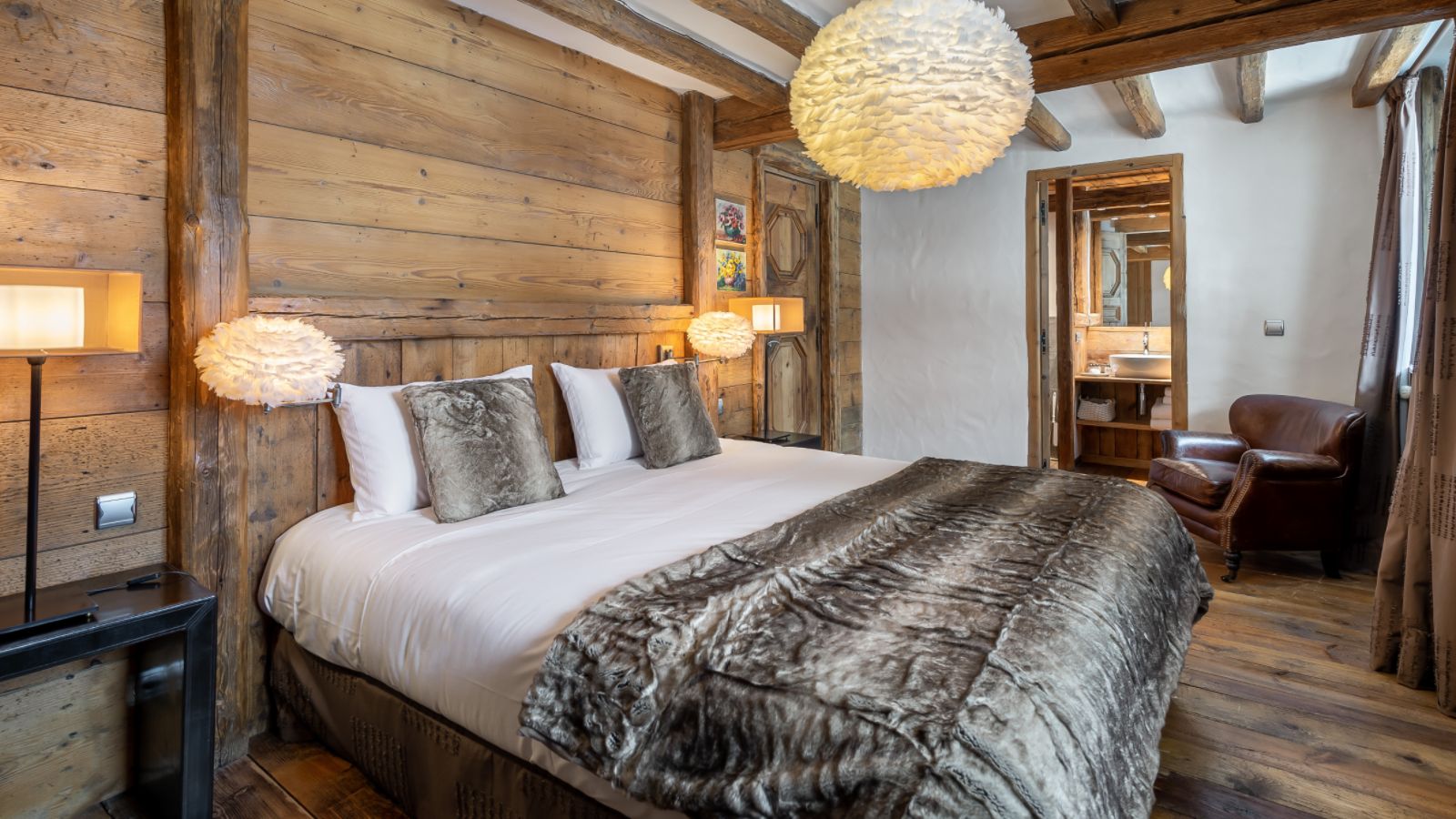 luxury-ski-chalet-covrel-Marie-oxford-ski-bedroom-4.jpg