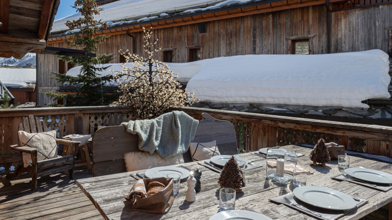 luxury-ski-chalet-covarel-lievre-blanc-oxford-ski-terrace-dining-table.jpg