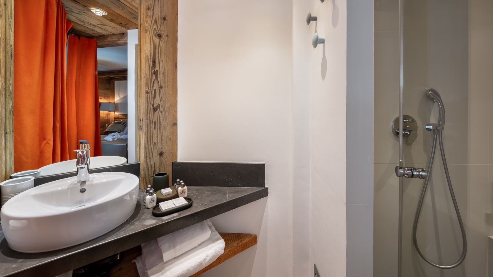 luxury-ski-chalet-coarel-face-oxfrod-ski-bath-room.jpg