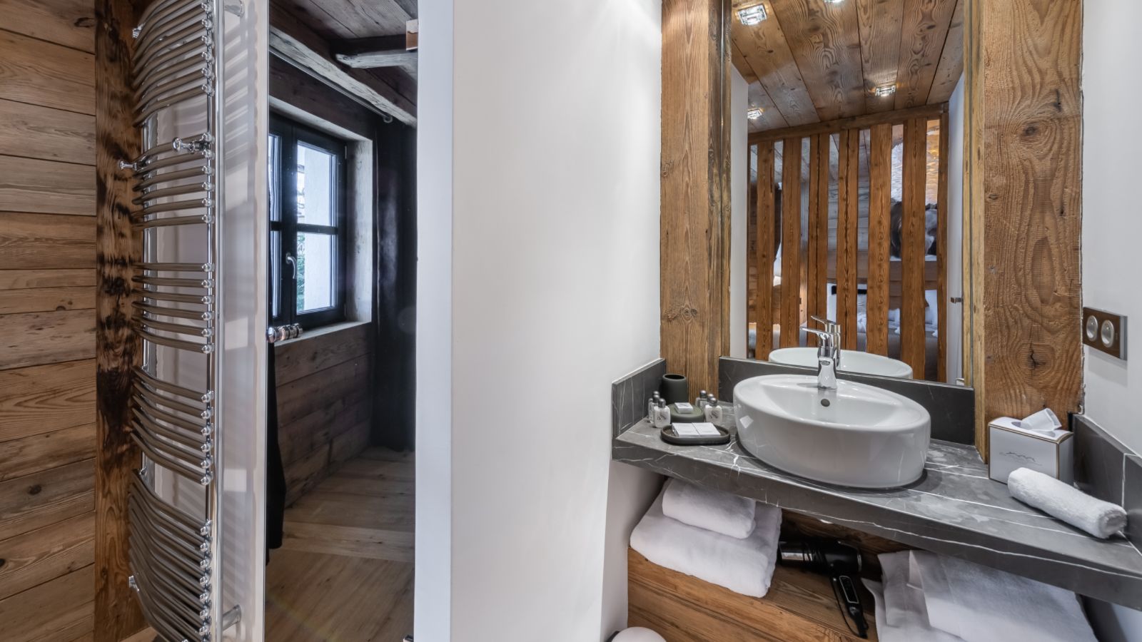 luxury-ski-chalet-coarel-face-oxfrod-ski-bath-room-image 2.jpg