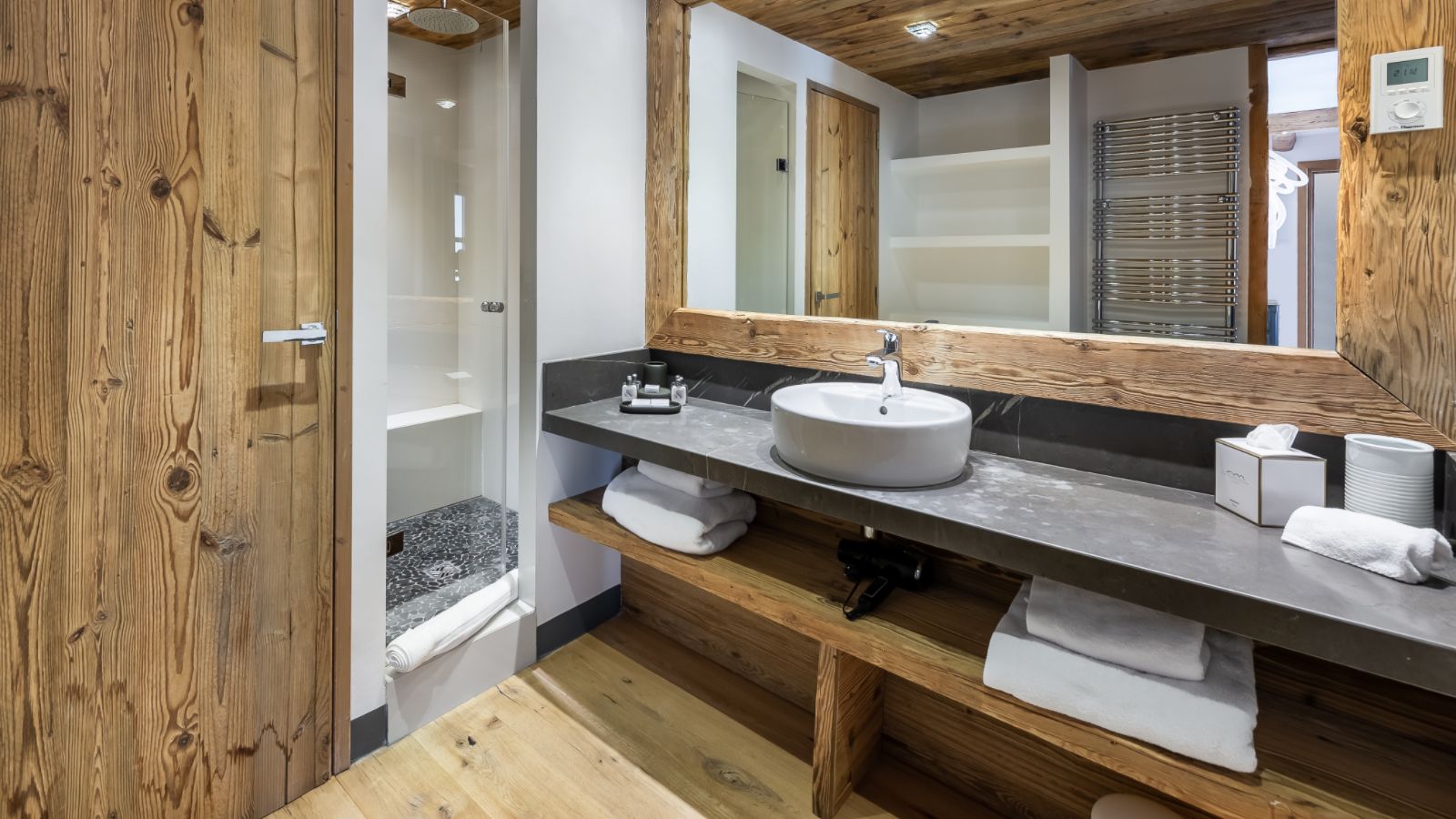 luxury-ski-chalet-coarel-face-oxfrod-ski-bath-room-image 3.jpg