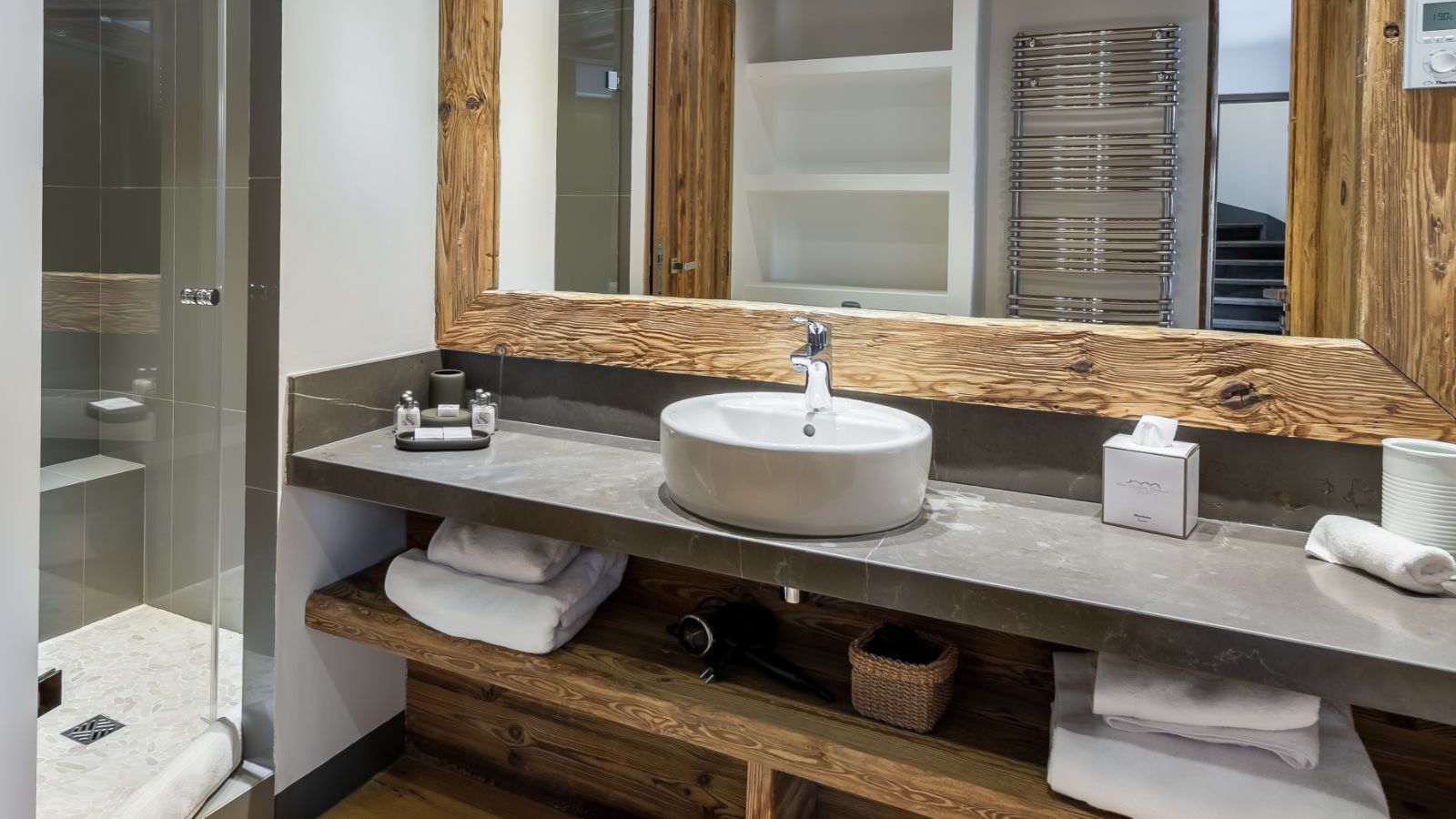 luxury-ski-chalet-coarel-face-oxfrod-ski-bath-room-image 4.jpg