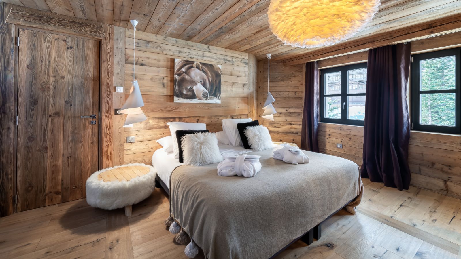 luxury-ski-chalet-coarel-face-oxfrod-ski-bedroom 1.jpg