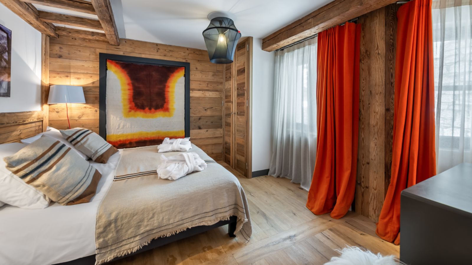 luxury-ski-chalet-coarel-face-oxfrod-ski-bedroom 2.jpg