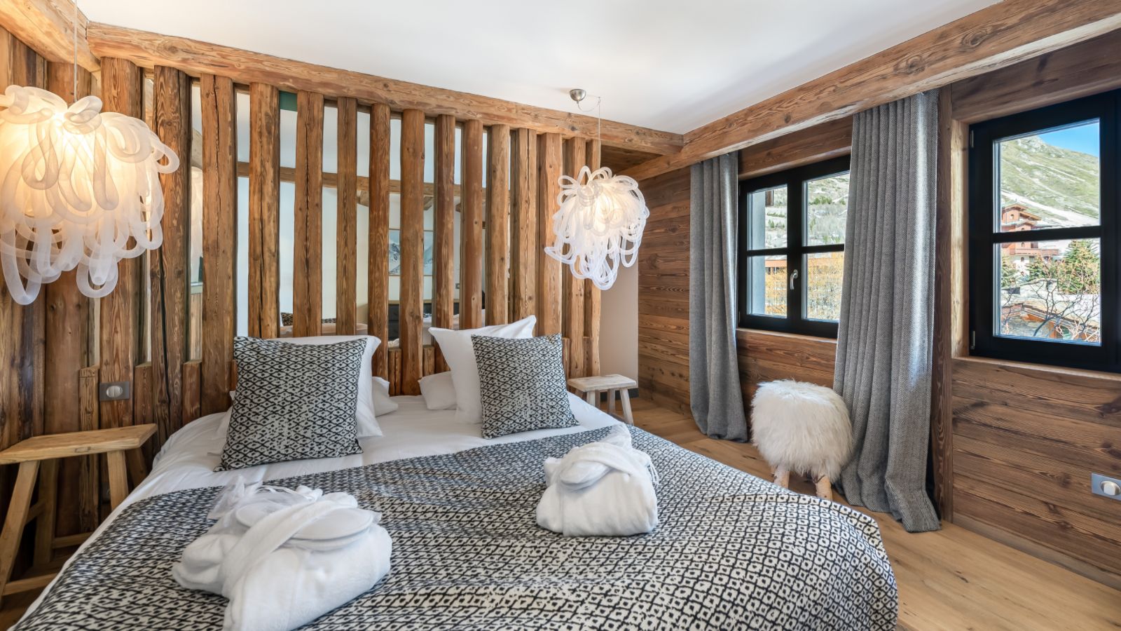 luxury-ski-chalet-coarel-face-oxfrod-ski-bedroom 3.jpg