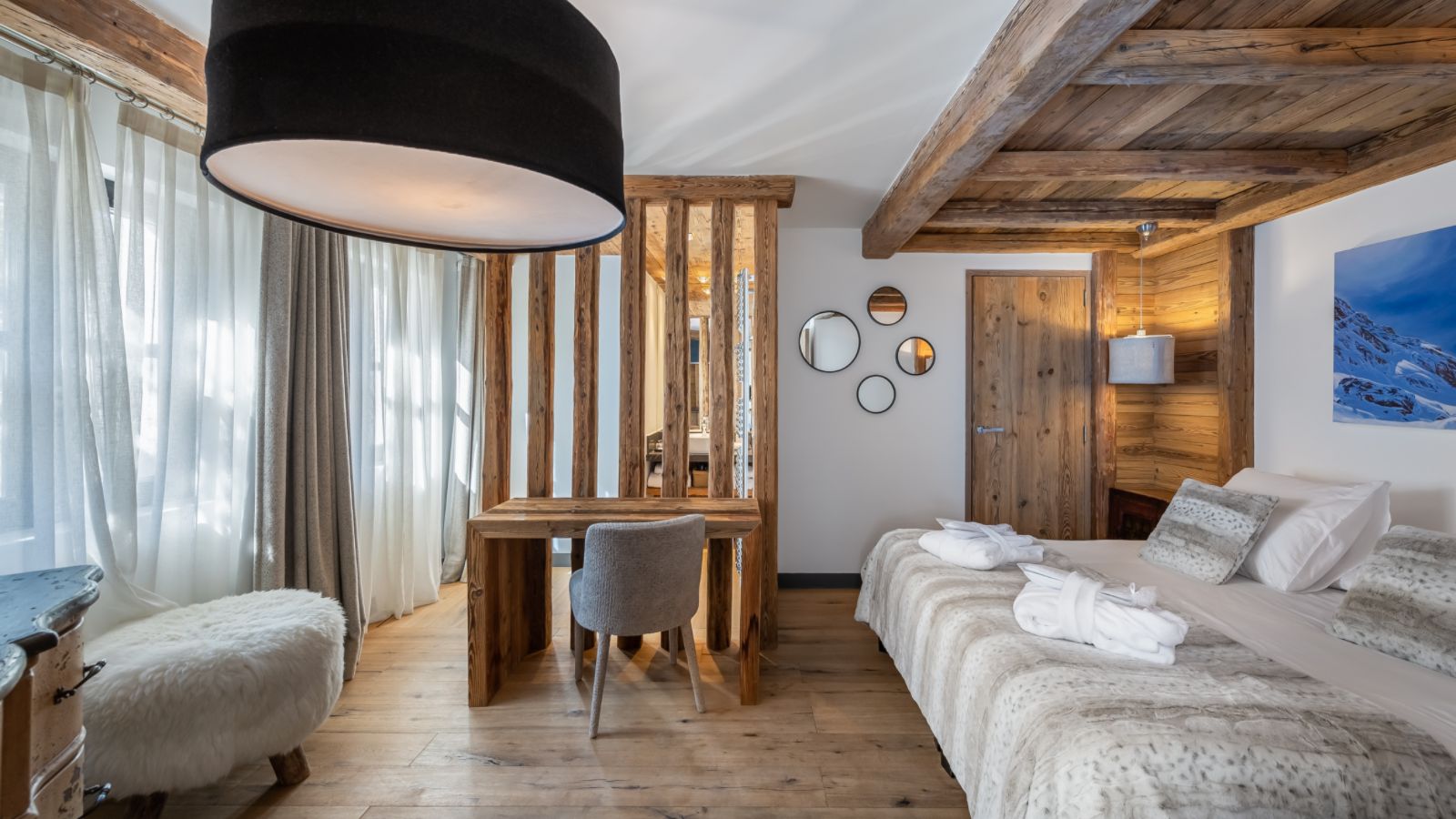 luxury-ski-chalet-coarel-face-oxfrod-ski-bedroom 5.jpg