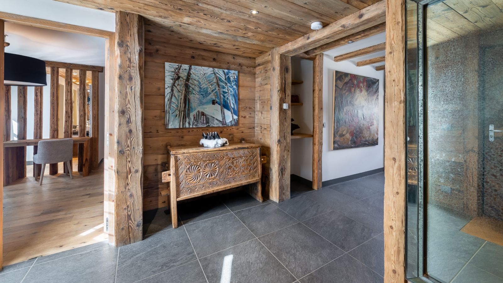 luxury-ski-chalet-coarel-face-oxfrod-ski-hall-way.jpg