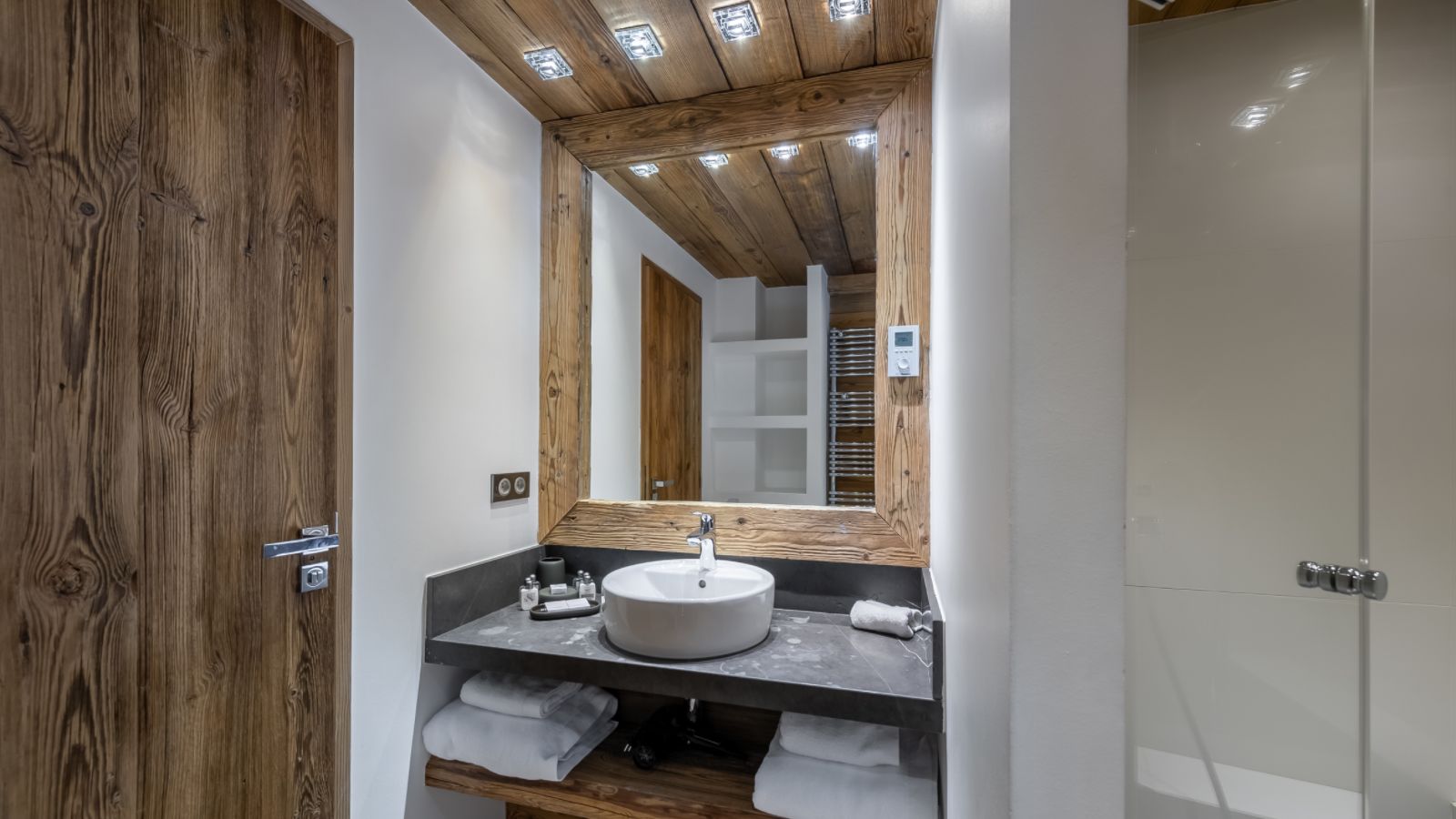 luxury-ski-chalet-valdisere-papillon-oxford-ski-bathroom (1).jpg