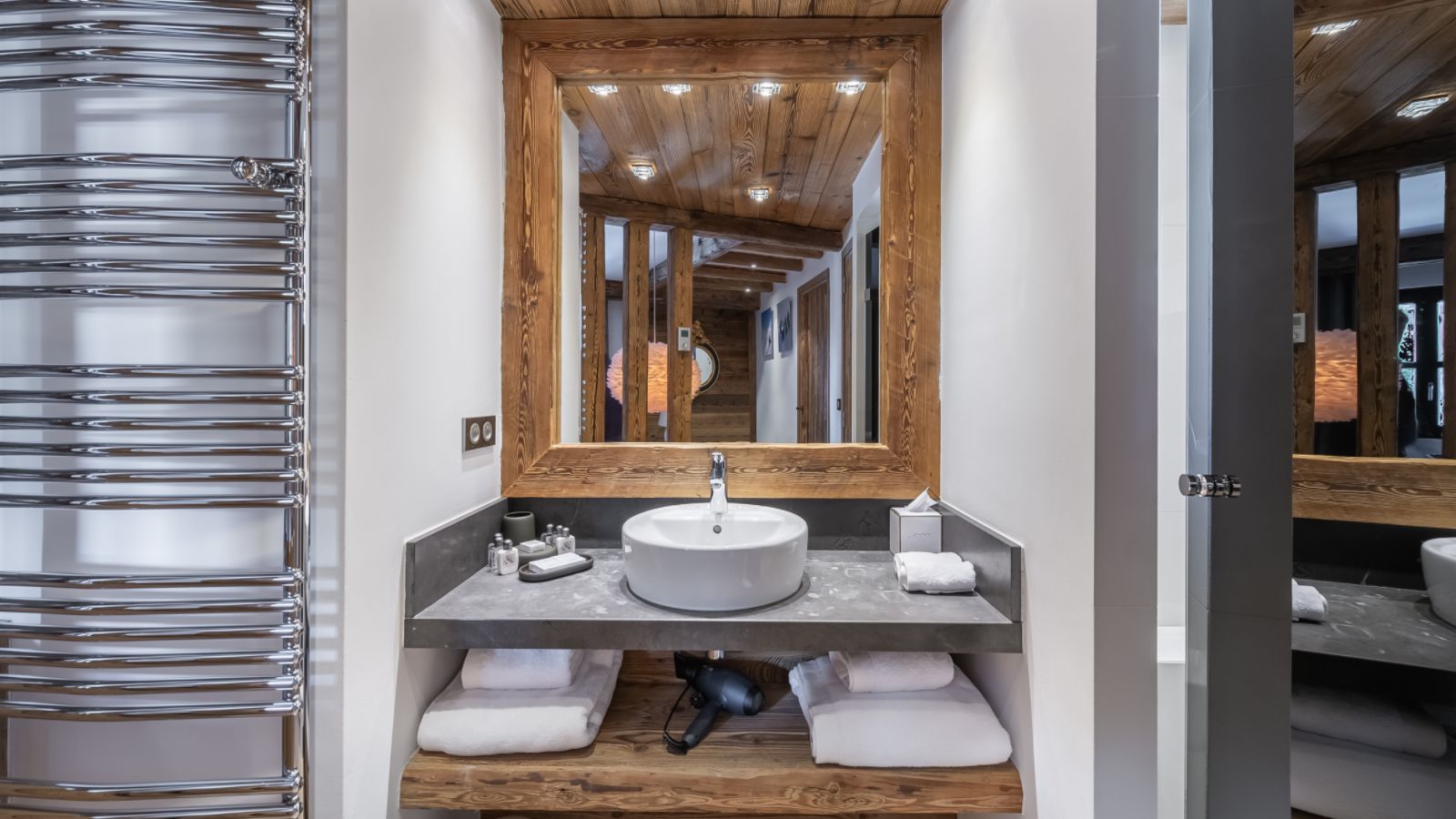luxury-ski-chalet-valdisere-papillon-oxford-ski-bathroom (2).jpg
